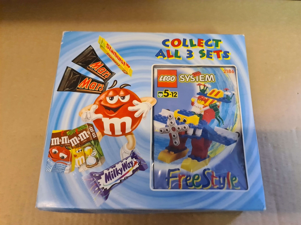 Sett 2187 fra Lego Freestyle serien.
Kult promo set med godteri i esken.
Nytt og forseglet. Sjokoladen gikk ut for 25 år siden så ikke spis den ;)