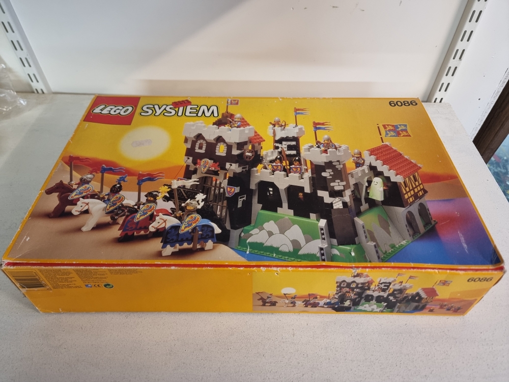 Sett 6086 fra Lego Castle : Black Knights serien
Meget pent. Nesten ikke bruksmerker.
Komplett med eske og manual.