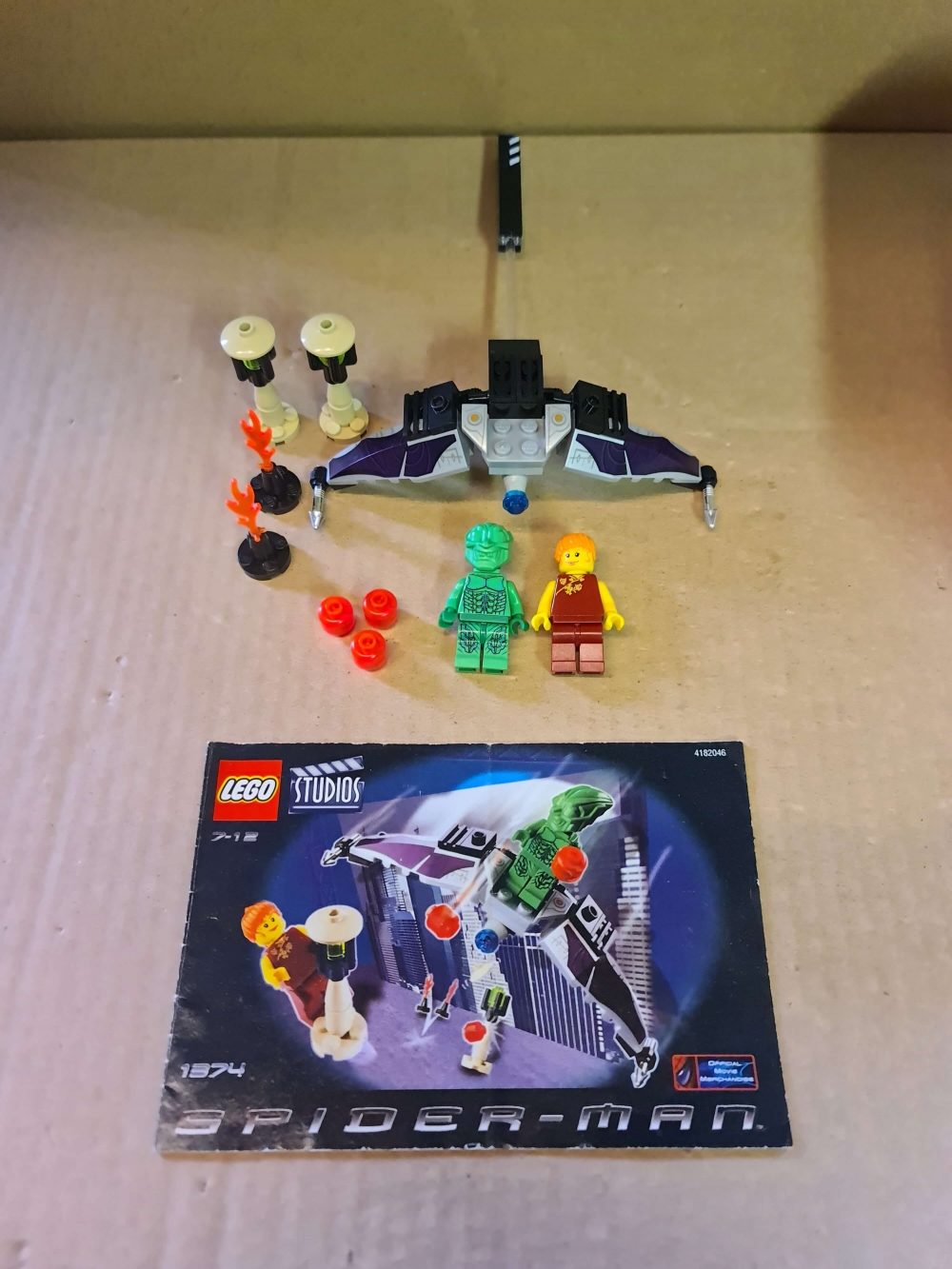 Sett 1374 fra Lego Spider-Man 1 : Studios serien.
Komplett i veldig god stand.
Sjeldent sett.
