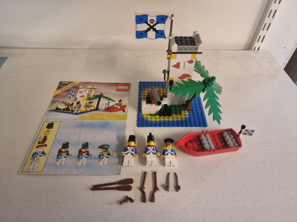 Sett 6265 fra Lego Pirates : Pirates I : Imperial Soldiers serien.
Bortimot perfekt sett.
Komplett med manual.