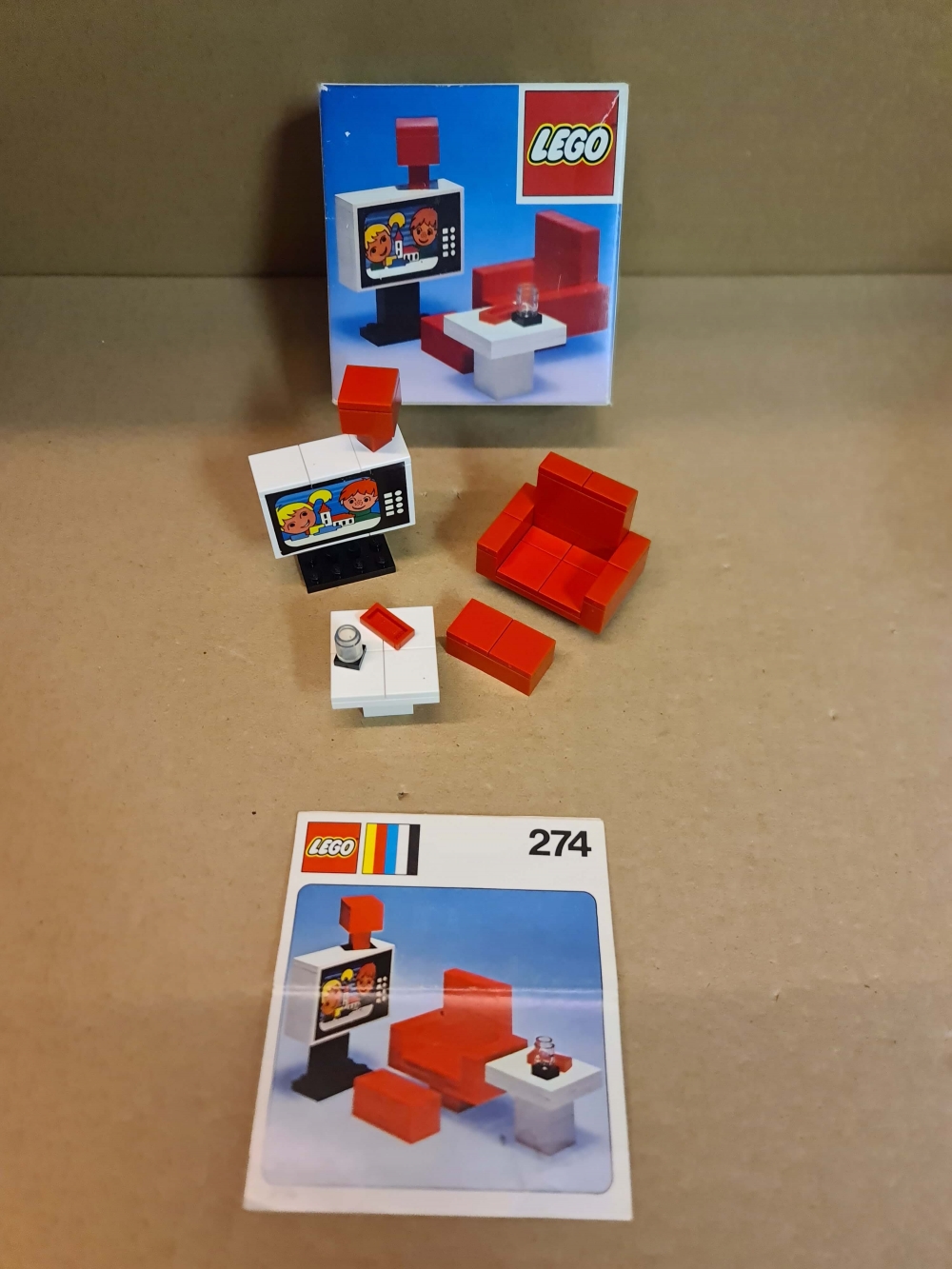 Sett 274 fra Lego Homemaker serien.

Nydelig sett. Ser nytt ut.
Komplett med manual og eske.