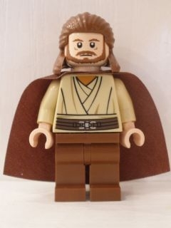 Qui-Gon Jinn - Light Nougat Head, Reddish Brown Legs and Cape
Komplett i god stand.