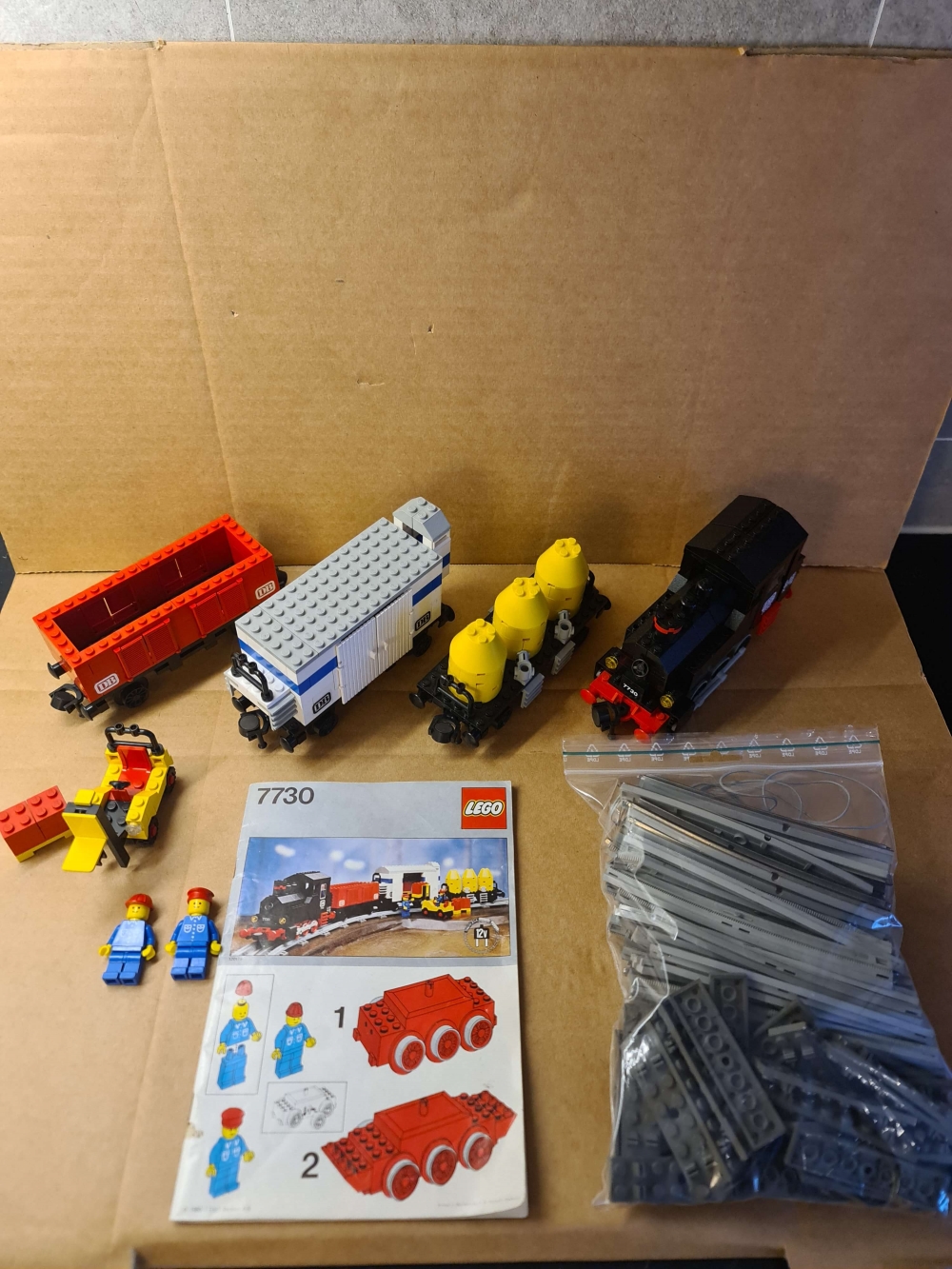 Sett 7730 fra Lego Train : 12V serien
Pent sett. Komplett foruten motoren som er byttet ut. Se info.
Med fin manual.