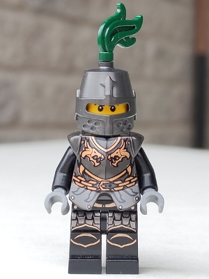 Kingdoms - Dragon Knight Armor with Chain, Helmet Closed, Scowl
Komplett i god stand.