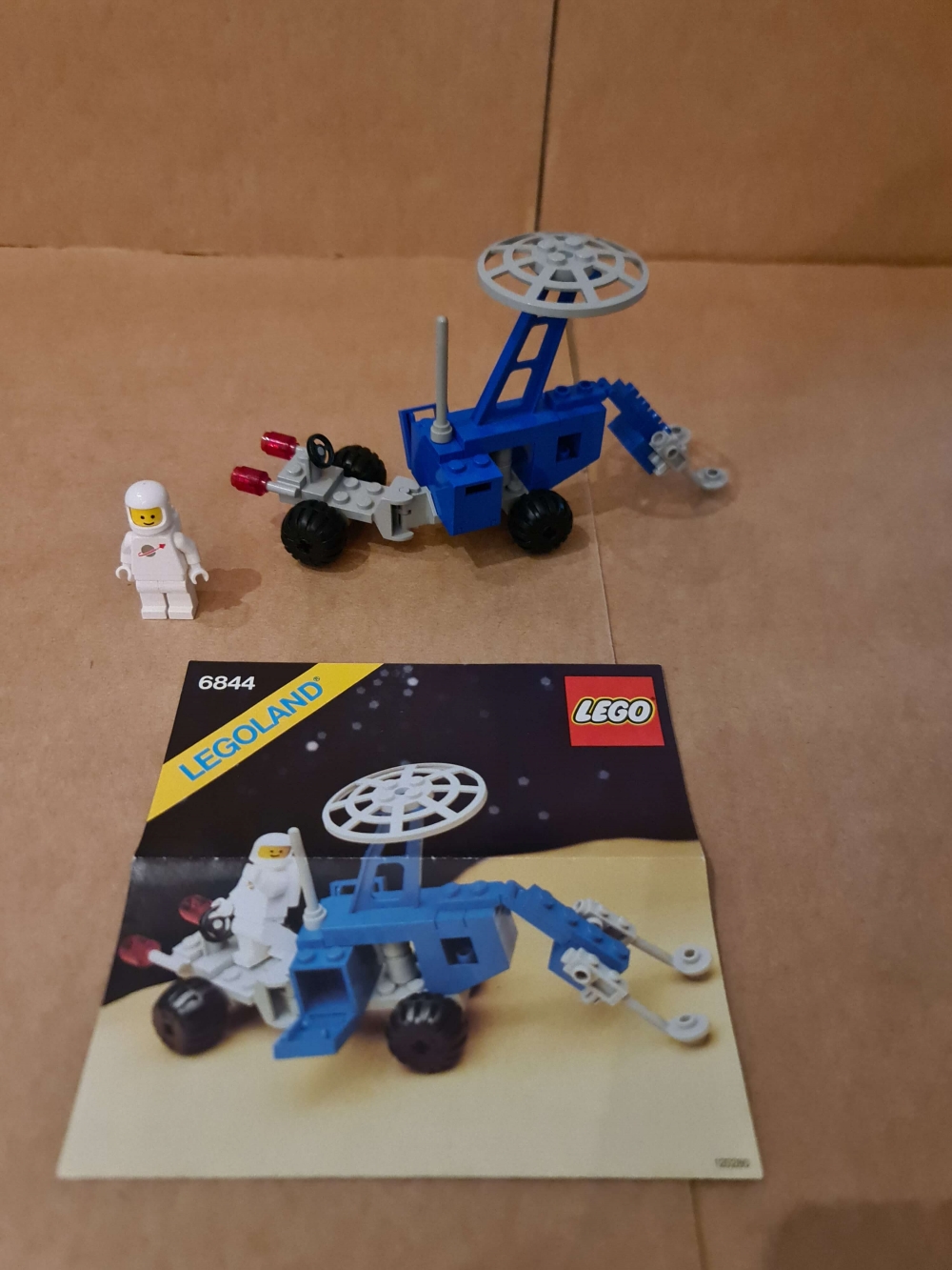 Sett 6844 fra Lego Classic Space serien.
Nydelig sett.  Ingen misfarging. Kun originale deler fra settet.
100% komplett med manual. 