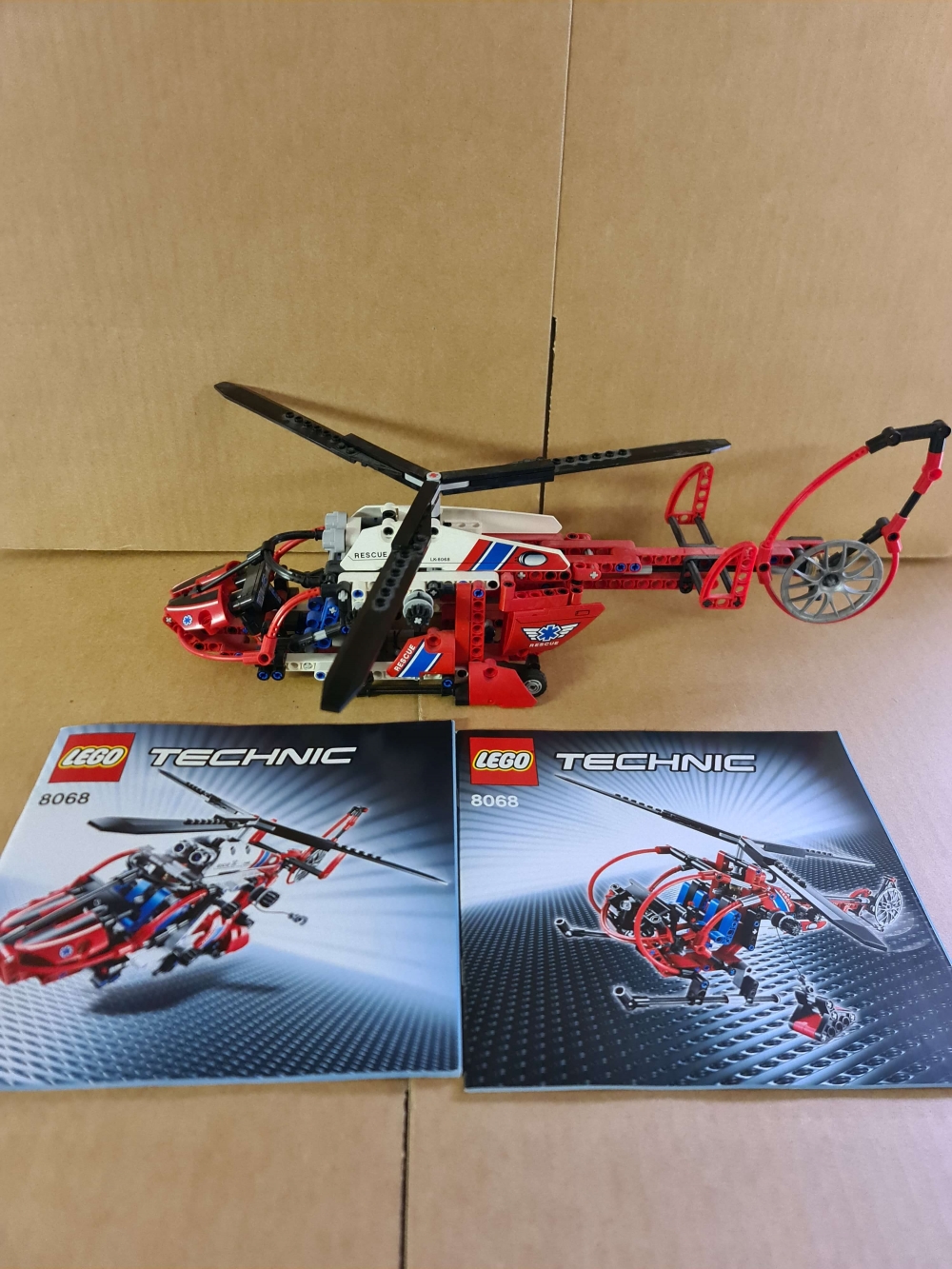 Sett 8068 fra Lego Technic serien.
Flott sett. Komplett med manualer. 
Alle deler er med slik at alternative modeller kan bygges.