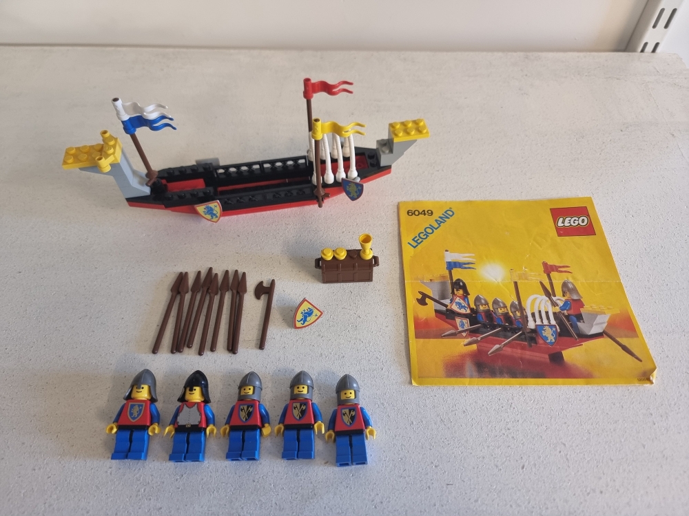 Sett 6049 fra Lego Castle: Lion Knights serien.

Meget pent. Nydelige figurer.
Komplett med manual.