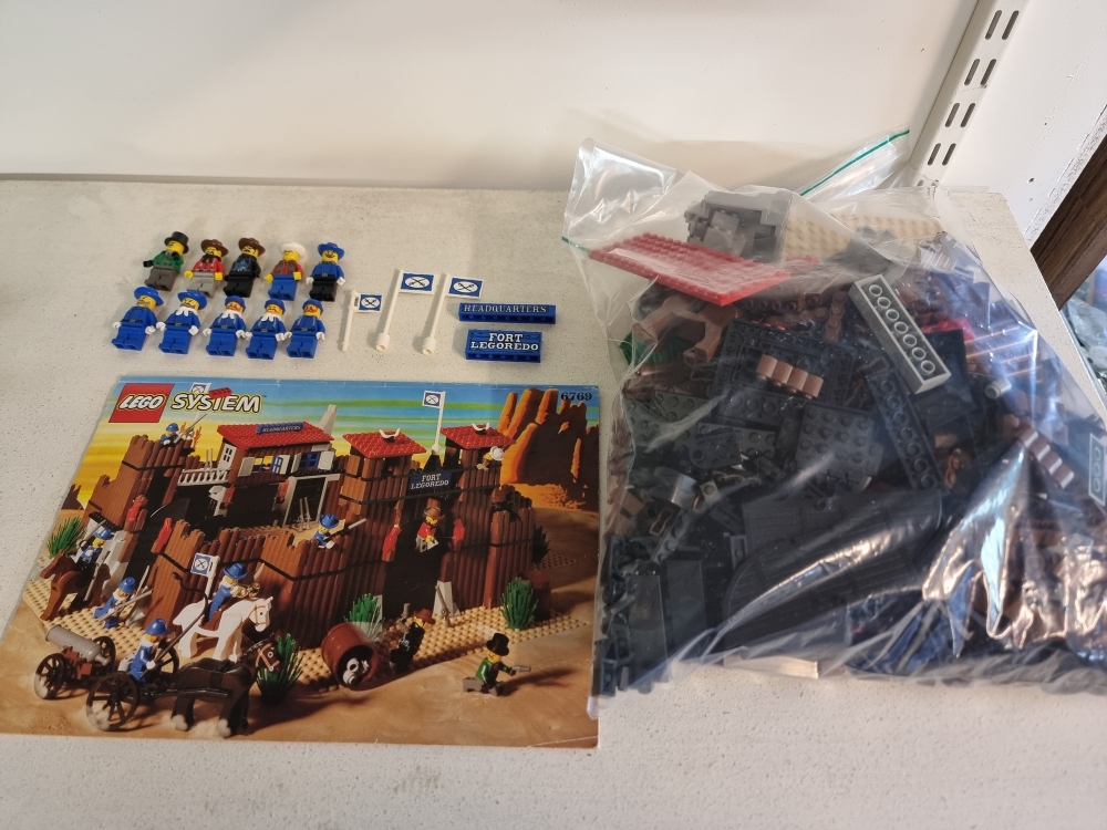 Sett 6769 fra Lego Western : Cowboys serien.
Flott sett. 100% komplett med manual.