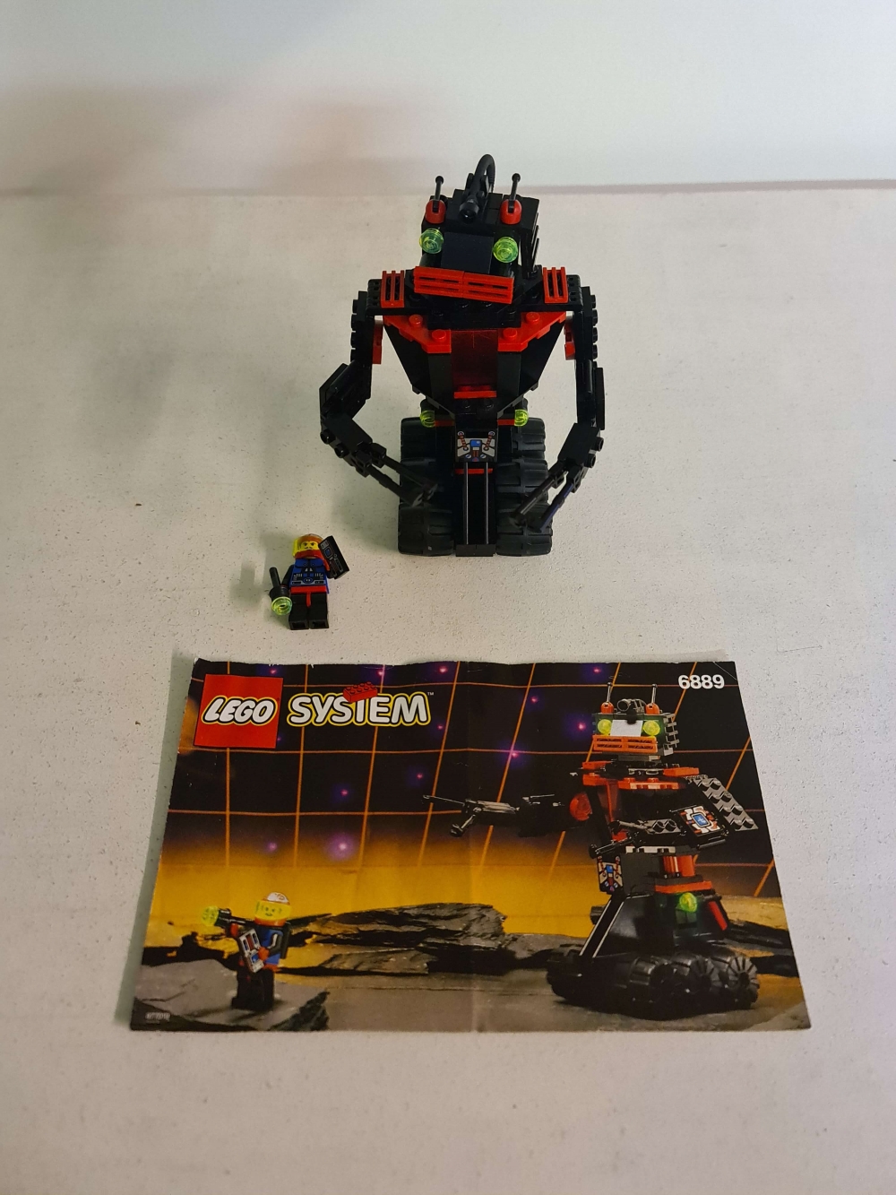 Sett 6889 fra Lego Space serien.
Flott sett.
Komplett med manual.
