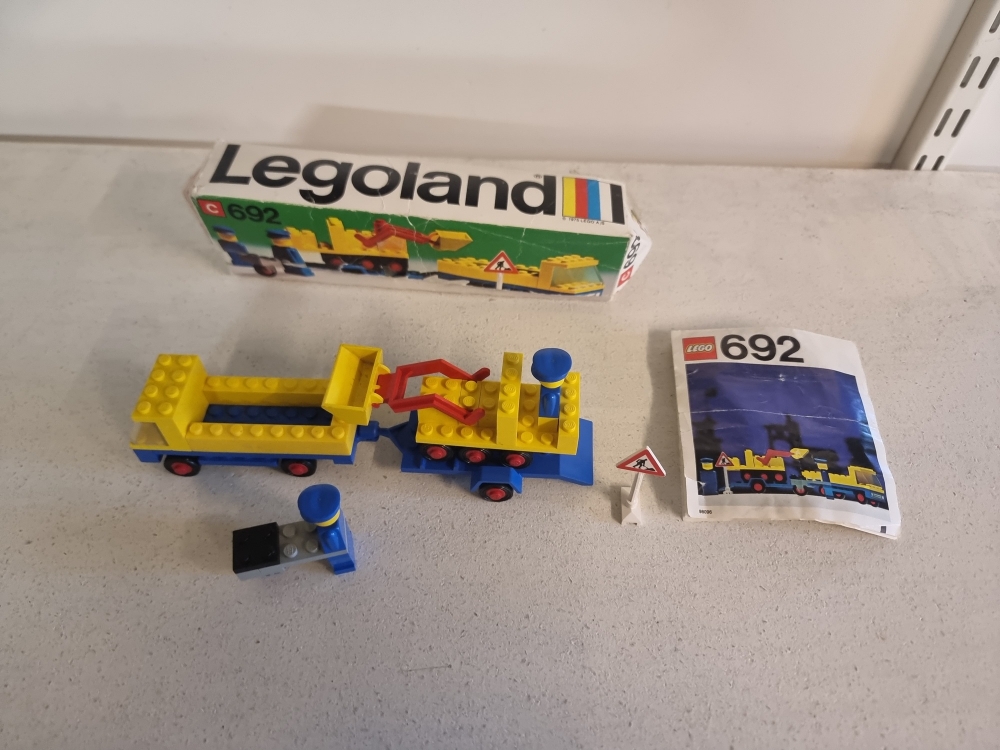 Sett 692 fra Lego : Legoland serien.
Pent brukt sett. Normal bruksslitasje.
Komplett med manual og eske.
