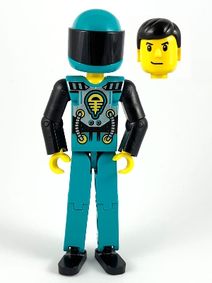 Technic Figure Dark Turquoise Legs, Dark Turquoise Torso with Yellow, Black, Silver Pattern, Black Arms, Dark Turquoise Helmet, Black Visor
Item No: tech013a
Komplett i god stand.