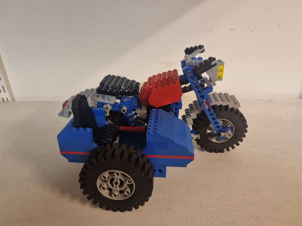 Sett 587 fra Lego Technic serien. 
Pent sett. Noe nyanseforskjeller grunnet alder.
Komplett uten manual.
