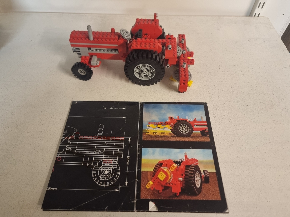 Sett 851 fra Lego Technic serien. 
Fint sett. Litt støvete. 
Komplett med manual 1 av 2 i noe dårlig stand.