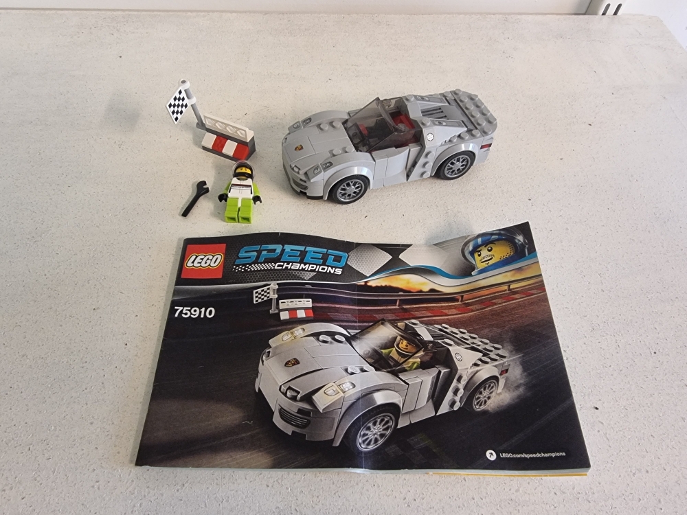 Sett 75910 fra Lego Speed Champions serien.
Som nytt. Komplett foruten de ekstra kapslene til hjul som skal følge med.
Med manual.