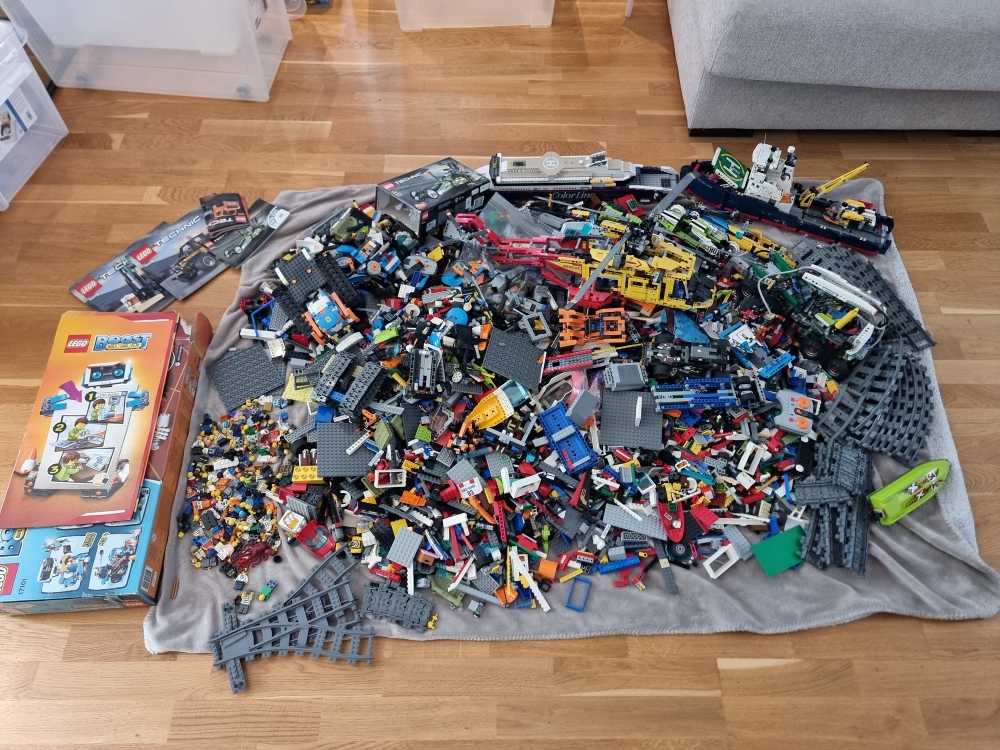 Stor lot med til sammen 28kg Lego, Vek er med kassene.
Masse forskjellig. Mye technic. Tog med masse togskinner osv. En del figurer også.
