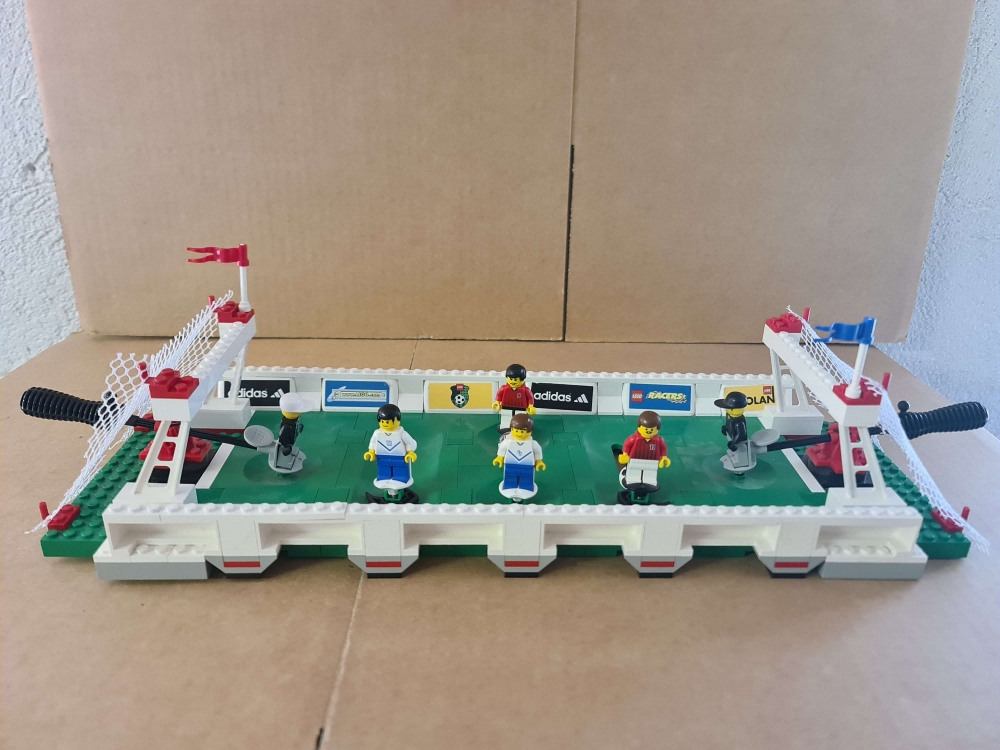 Sett 3421 fra lego Sports serien.

Flott sett. Komplett med alle klistremerker men uten manual. Strikkede var dårlige men følger med ubrukte nye.