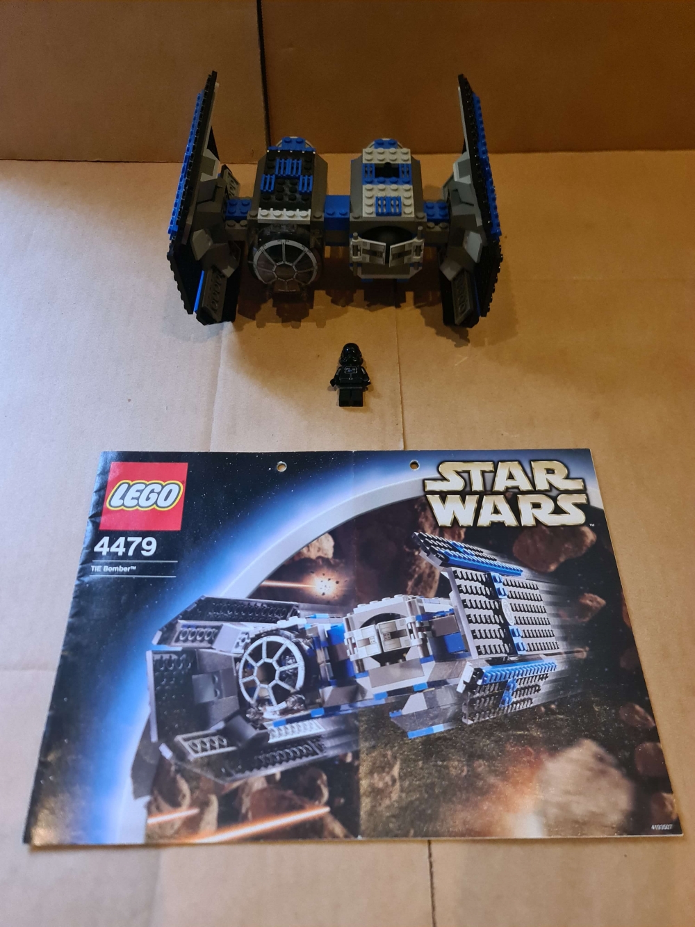 Sett 4479 fra Lego Star Wars : Episode 4/5/6 serien,
Flott sett under litt støv.
Komplett med manual.