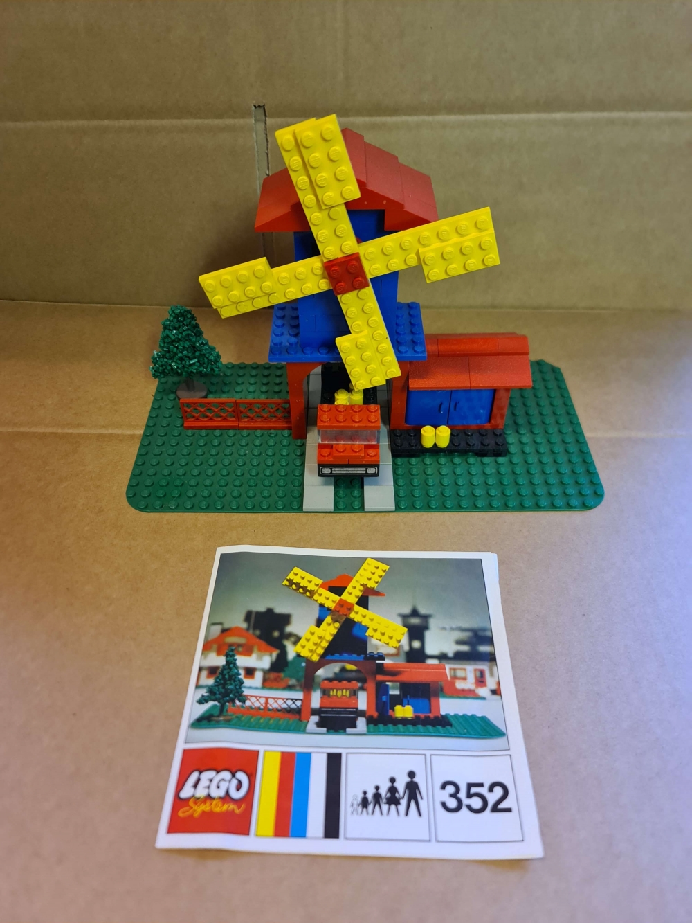 Sett 352 fra Lego Legoland serien.
Hlet komplett med riktig tre. Manual med men litt løs. Noe nyanseforskjeller på grå fliser ellers meget pent.