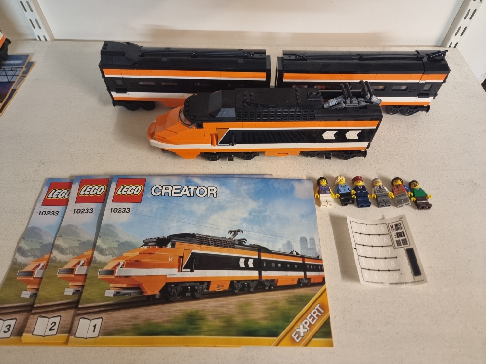 Sett 10233 fra Lego Train : RC Train / Creator Expert serien.
Som nytt. 
Komplett med manualer og ubrukte klistremerker.