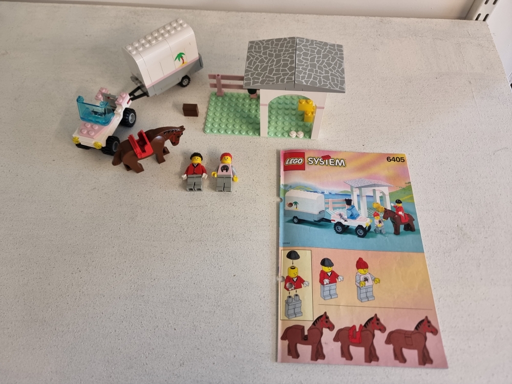 Sett 6405 fra Lego Classic Town : Paradisa serien.
Meget pent sett.
Komplett med manual.