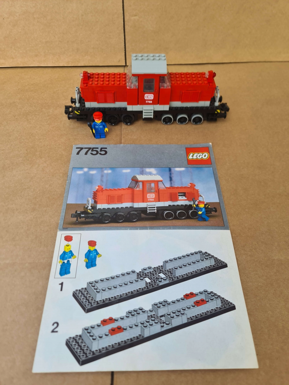 Sett 7755 fra lego Train: 12v serien.
Meget pent. Komplett med veldig fin manual.
Helt nye gummi på motor. Testet og fungerer perfekt.