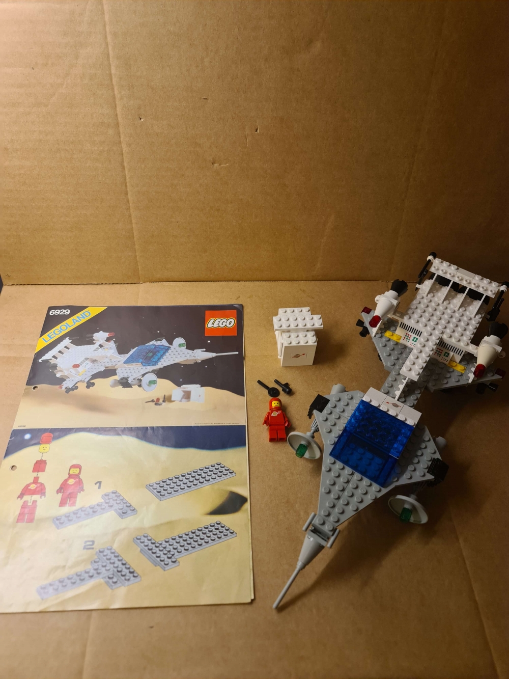 Sett 6929 fra Lego Classic Space serien.
Meget pent sett. Ikke mye misfarging å spore her. 
100% komplett med manual. 
