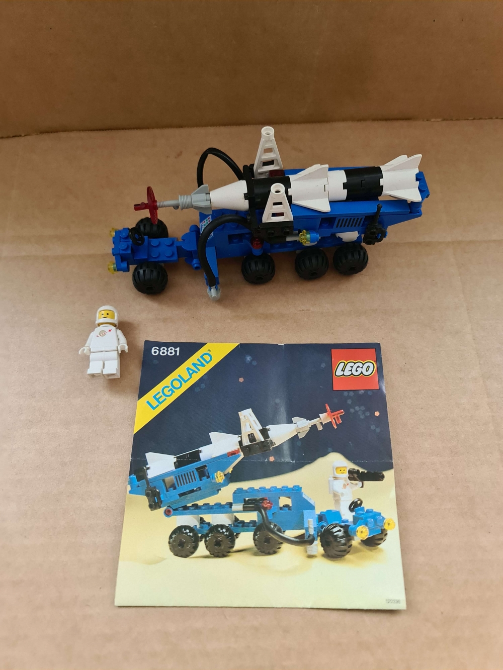 Sett 6881 fra Lego Classic Space serien.
Flott sett. Komplett med manual.