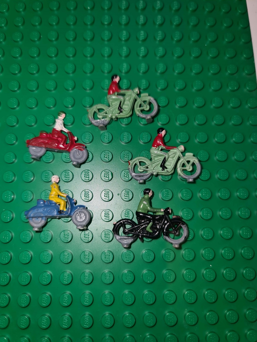 Sett 270/1270 fra Lego Legoland/Classic serien.
5 stk motorsykler. Håndmalte.
Veldig god stand.