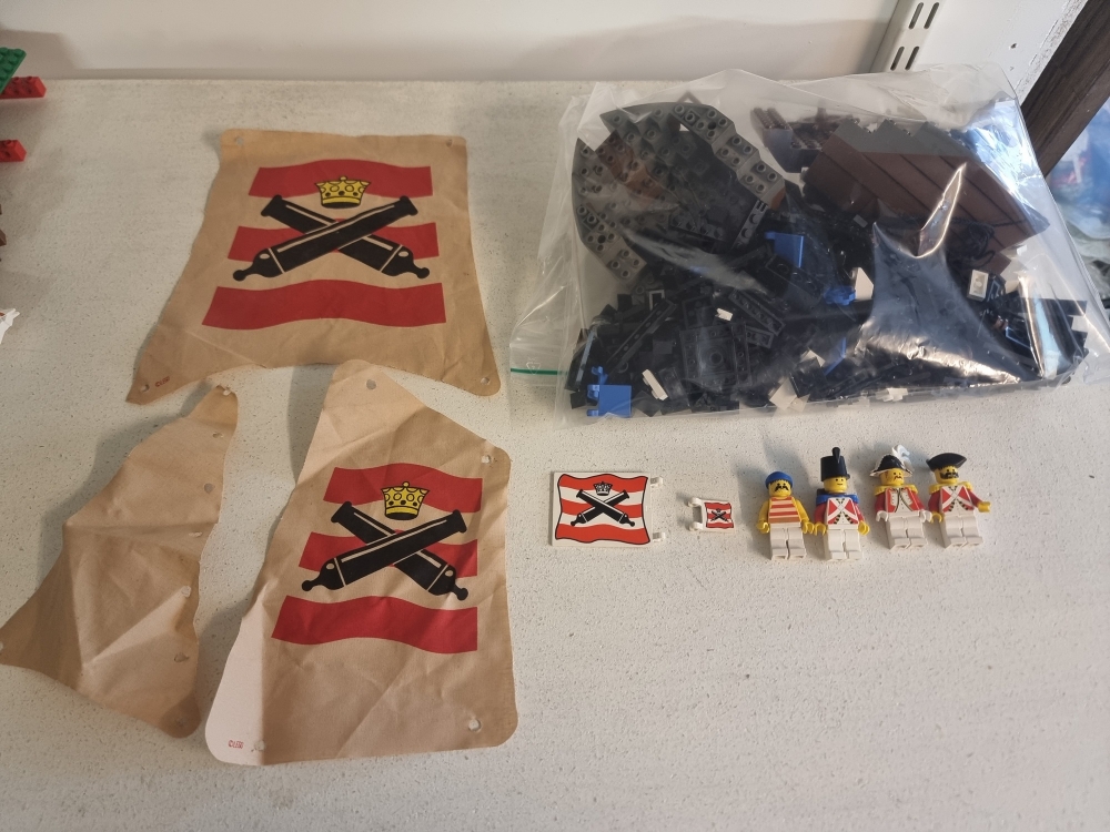 Sett 6271 fra Lego Pirates : Pirates I serien.
Flott sett. Pene figurer og seil.
Komplett uten manual
