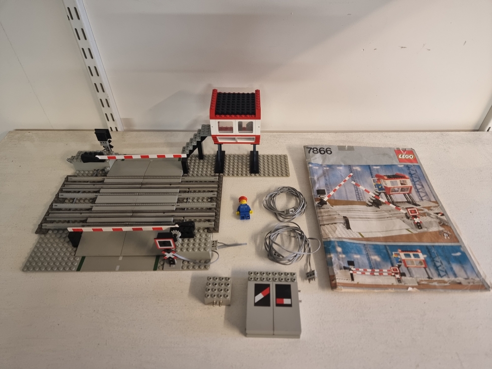 Sett 7866 fra Lego Train: 12v serien.
Fint sett. Noen merknader
Komplett og fungerer med manual.