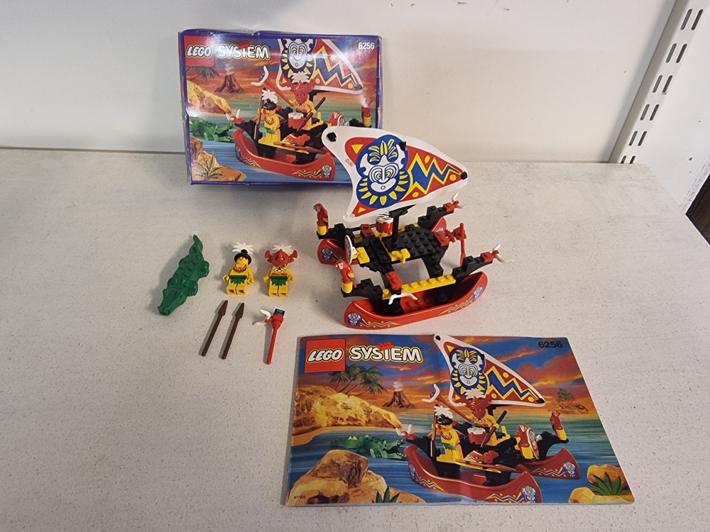 Sett 6265 fra Lego Pirates : Pirates I : Islanders serien.
Flott sett. Liten rift i hjørnet på seil.
Komplett med manual og eske.