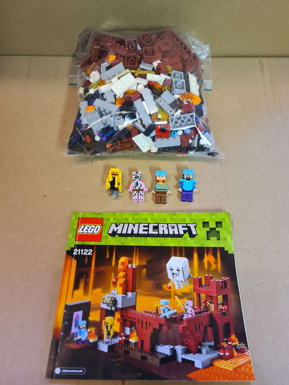 Sett 21122 fra Lego Minecraft serien. 

Meget pent.
Komplett med manual. (Ekstra brikke med øyne til Ghast er også med)