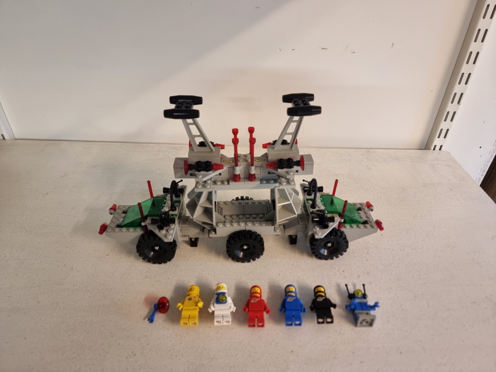 Sett 6952 fra Lego Classic Space serien.
Pent sett. Noe bruksmerker
Komplett uten manual
Nydelige figurer
