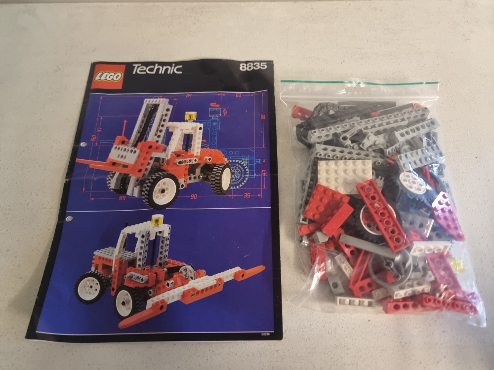 Sett 8835 fra Lego Technic serien.
Meget pent sett. Komplett med manual.
Alle deler for alternative modeller er med.