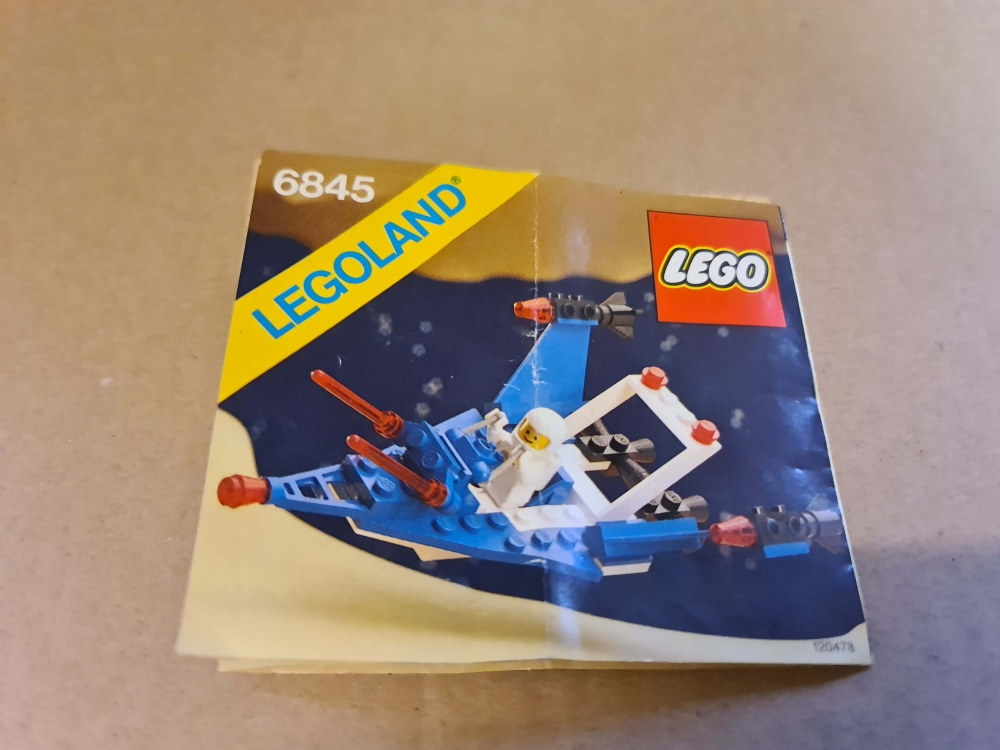 Sett 6845 fra Lego Classic Space serien.

Fint sett. Komplett med manual.
Månen på figur har fadet.