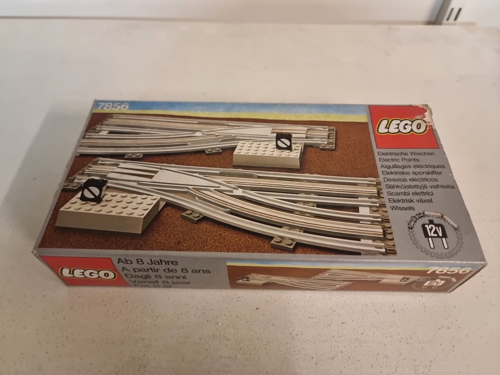 Sett 7856 fra Lego Train: 12v serien.
Komplett med eske.
Noe overflaterust som ofte kommer på disse. Lett å fjerne med stålull.