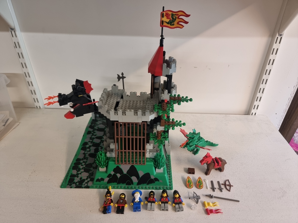 Sett 6082 fra Lego Castle : Dragon Knights serien.
Flott sett.
Komplett uten manual.