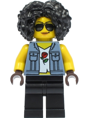 Stuntz Driver - Female, Sand Blue Vest over Rose Shirt, Black Legs, Black Curly Hair, Sunglasses
Komplett i god stand.