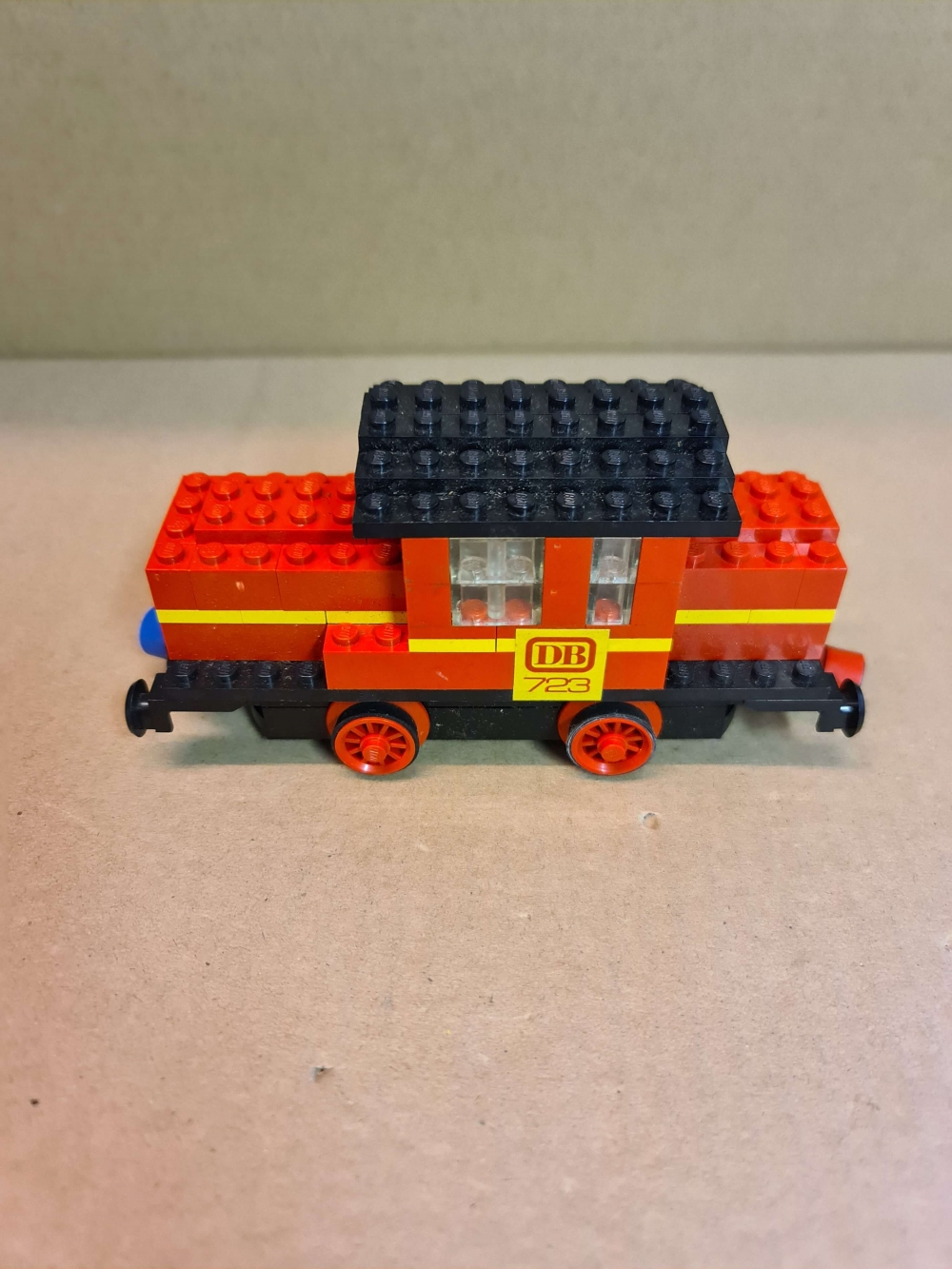 Sett 723 fra Lego Train : 12V serien.
Komplett flott sett foruten skrutrekker og ledning. Selve toget er komplett, uten manual.
Motor testet og fungerer godt. Gode gummiringer på hjulene.