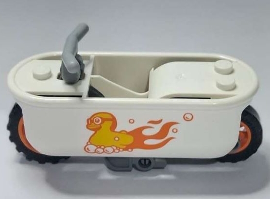 Stuntz Flywheel Motorcycle Bathtub Bike with Dark Bluish Gray Frame, Orange Wheels, and Light Bluish Gray Handlebars with Yellow and Orange Flaming Rubber Duck with Bubbles Pattern
Komplett i god stand. Med badeand og gullkran.