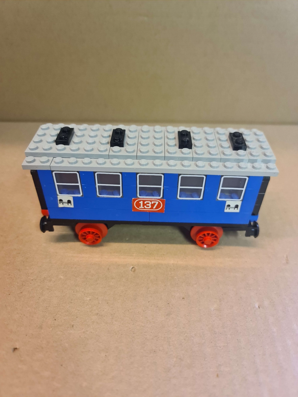 Sett 137 fra Lego Train : 4.5V serien.
Flott sett. Komplett med alle klistremerker.
Uten manual.