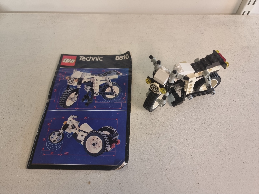 Sett 8810 fra Lego Technic serien.
Komplett med deler til begge sett.
Noe misfarging på hvite technic deler,