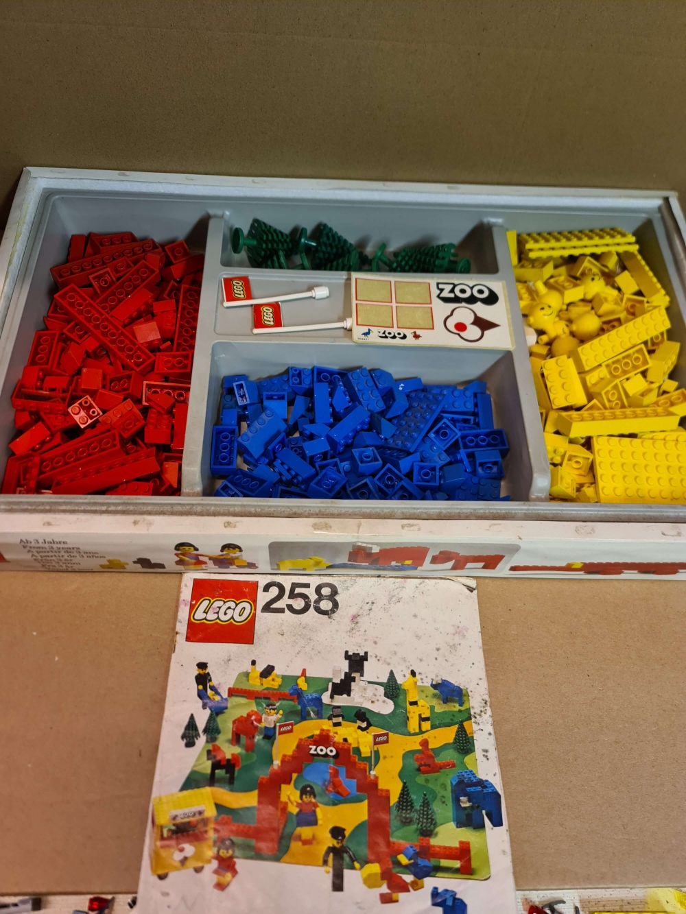 Sett 258 fra Lego Building Sets With People serien.
Settet er komplett foruten baseplaten.
I eske som mangler topplokk. Med manual som har fått noe fuktskade.
Kun klistremerker til flaggene som er brukt. Resten sitter nye på arket. 