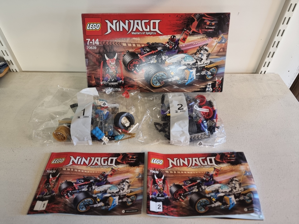 Sett 70639 fra Lego Ninjago : Sons of Garmadon serien.
Uåpnede poser.
Komplett med manualer og eske. Mangler dessverre klistremerkene. Disse kan kjøpes på nett.