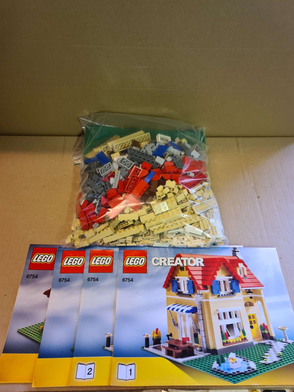 Sett 6754 fra Lego Creator : Model : Building serien.
Meget pent. Litt støv.
Komplett med manual.