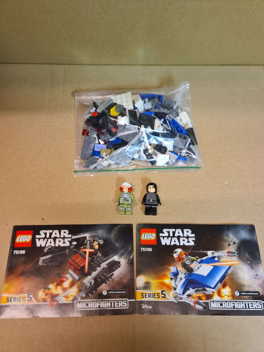 Sett 75196 fra Lego Star Wars : Microfighters Series 5 : Star Wars Episode 8 serien.
Meget pent. 
Komplett med manualer.