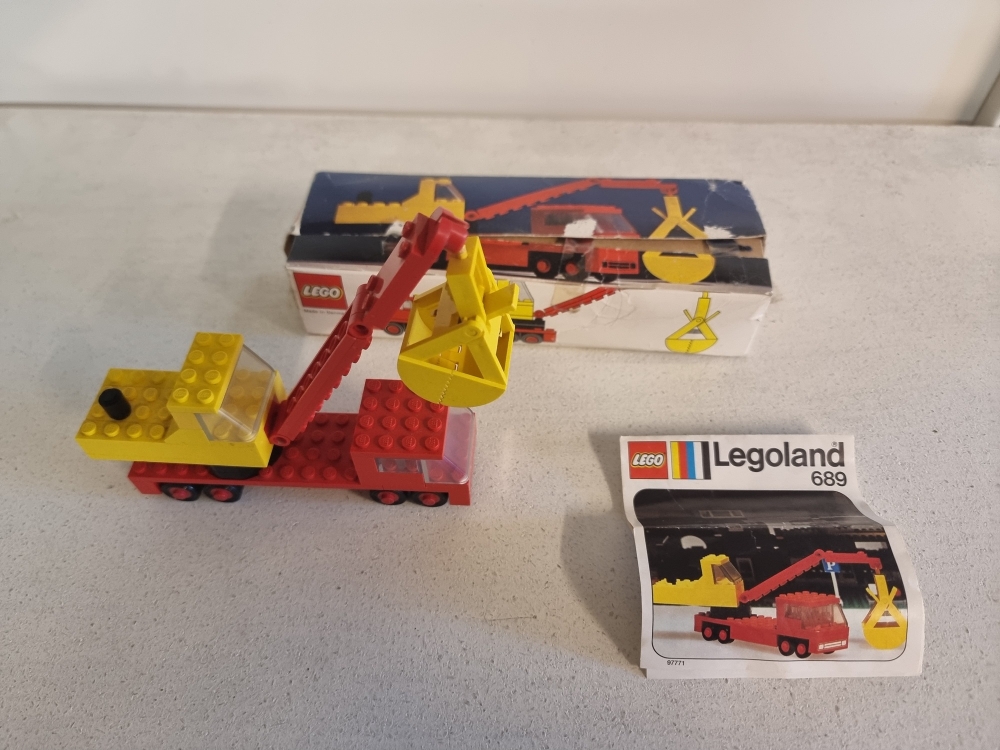 Sett 689 fra Lego Legoland serien.
Flott sett.
Komplett med manual og eske.