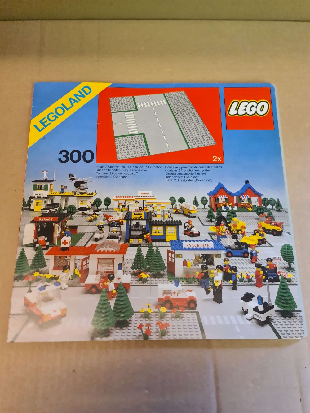 Sett 300 fra Lego Classic Town serien.
Nydelig sett. Ser nesten nytt ut.
Med omslag