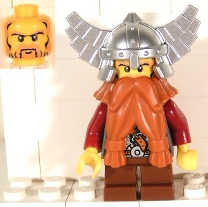 Fantasy Era - Dwarf, Dark Orange Beard, Metallic Silver Helmet with Wings, Dark Red Arms
Komplett i god stand.