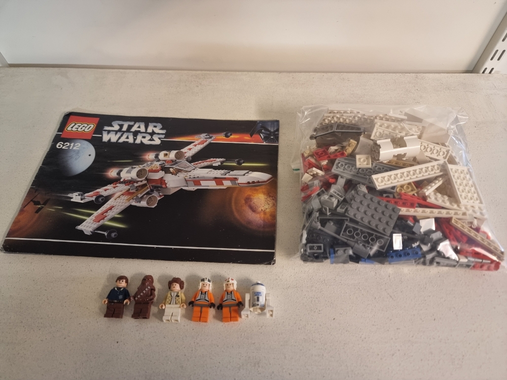 Sett 6212 fra Lego Star Wars: Episode 4/5/6 serien.
Meget pent. Ingen misfarging.
Komplett med manual og pene figurer.